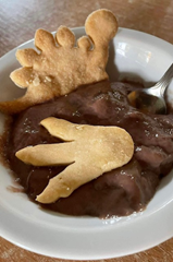 Menu w dniu dinozaura: "ciasteczkowe dinusie w budyniowym błotku"